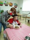 Tono I Naa Volonterka Lea Pripremaju Puding Od okolade