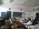 Profesor Ispituje, Samo Jedna Ruka Je U Zraku