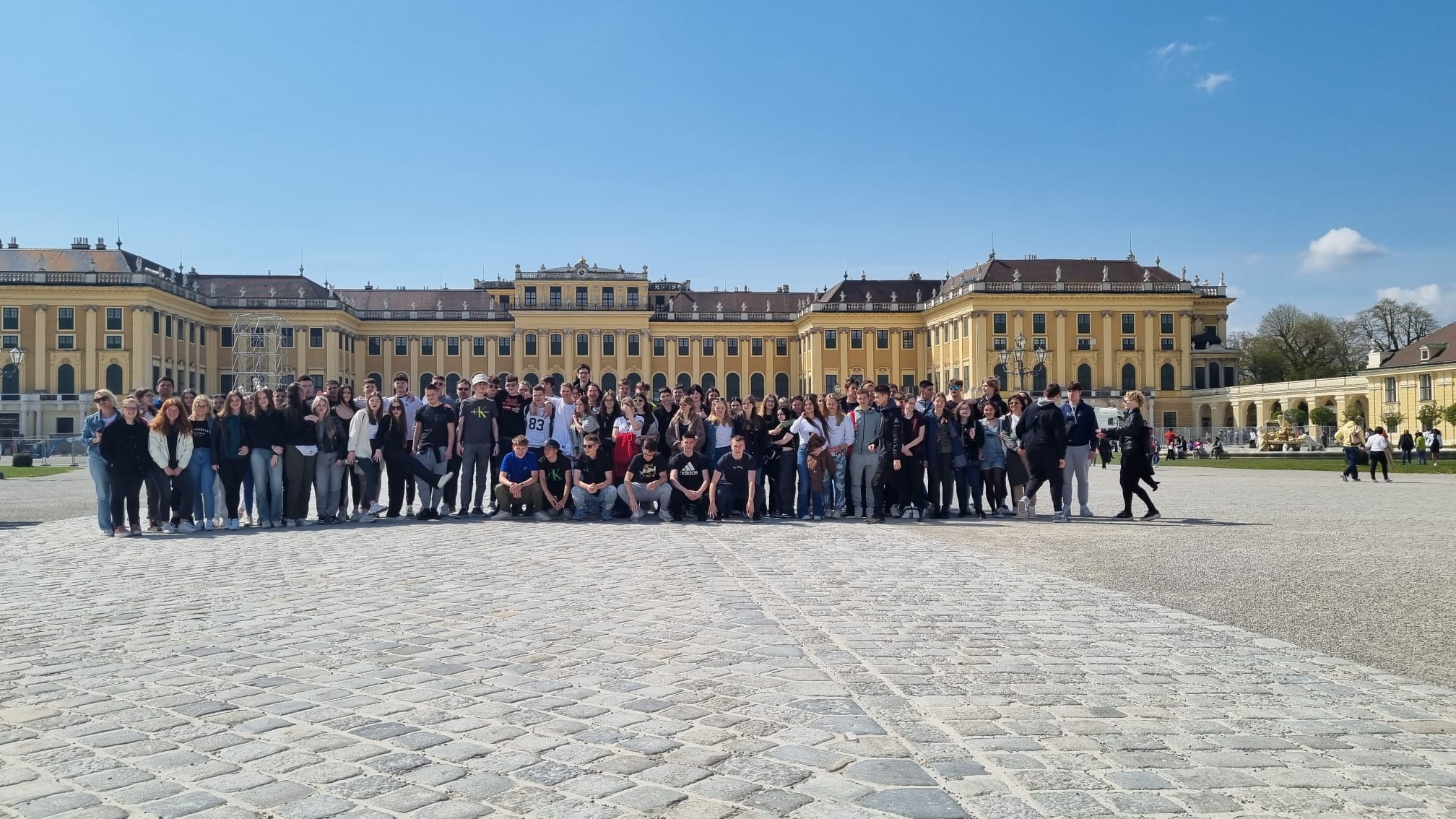 Grupna fotografija ispred dvorca