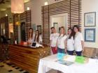Nae Uenice-Domaice Doekuju Goste Na Recepciji Hotela: Adriana, Marijana, Gloria, Gloria, Dora I Roberta