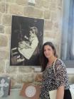 Prof. Tihana Maga Pored Fotografije Male ipkarice  Marice Iz 1916. Godine..