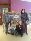 Paulina I Emma S Voditeljicama I KLIKOM U Rukama Nakon Otvorenja Izlobe kolskih Listova U  Primotenu 2018.