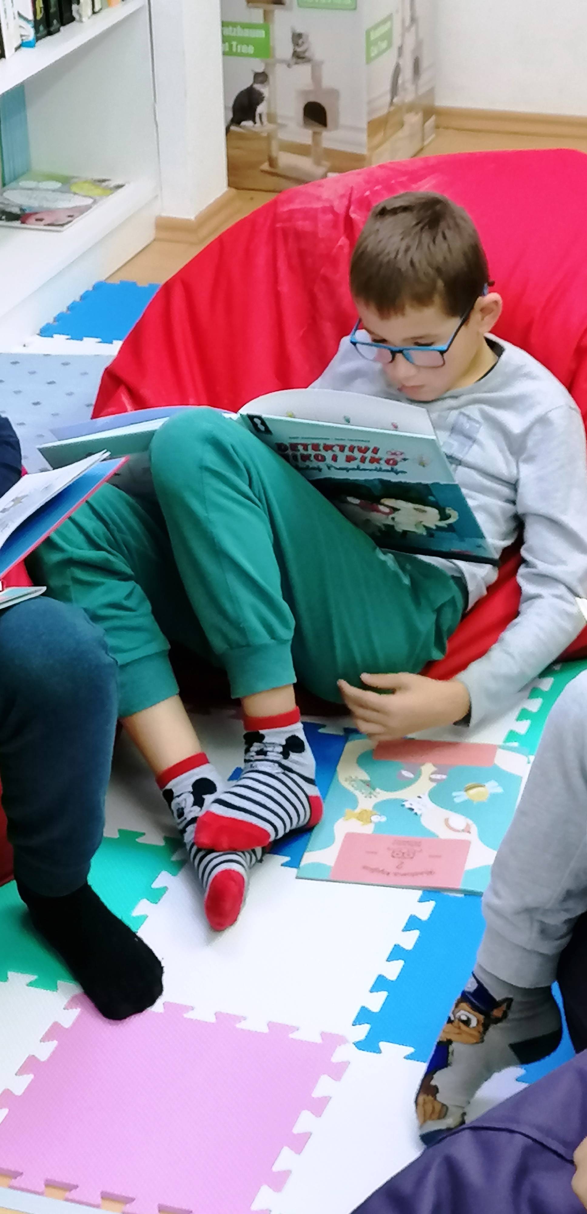 Filip se udobno smjestio i odmah latio knjige