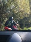 Odani Motorist Prati I Vraa Se Na Kraj Kolone