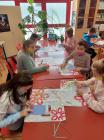 Uenici Knjiniari Izrauju estitke Koje e Podijeliti Svojim Nastavnicima I Ostalim Djelatnicima