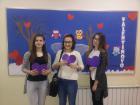 Uenice Borna, Antonija I Sara Pripremaju Se Za Podjelu Pisama Po Razredima