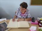 11-Olga Vitez Upisuje Se U Knjigu Dojmova