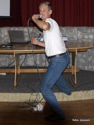 Stari rocker, samo to umjesto gitare dri naoale s malo veom dioptrijom.