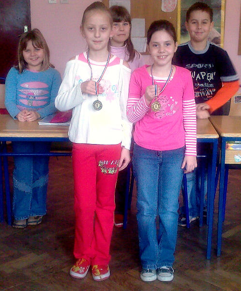Medaljama se raduju i prijatelji iz razreda.
