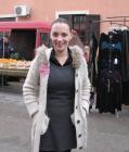 Nastavnica Ana Prezentira Cvjetne Broeve Koje Su Izradile Njezine Uenice.