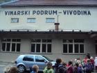 Putovanje Smo Poeli U Vinarskom Podrumu.Nauili Smo Kako Nastaje Vino,Sok,Ocat I ips.