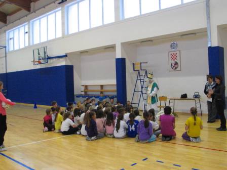 http://os-mikleus.skole.hr/upload/os-mikleus/newsattach/110/Nikola_s_ucenicima_1.jpg