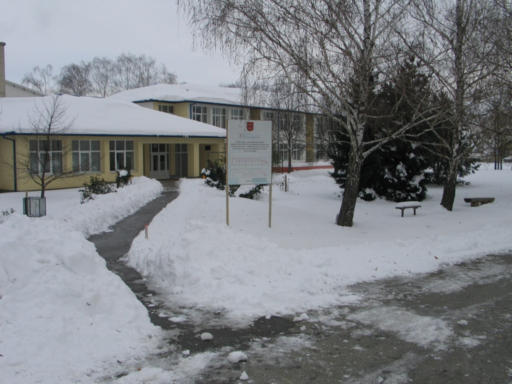 http://os-mikleus.skole.hr/upload/os-mikleus/newsattach/112/Glavni_ulaz_u_skolu.jpg