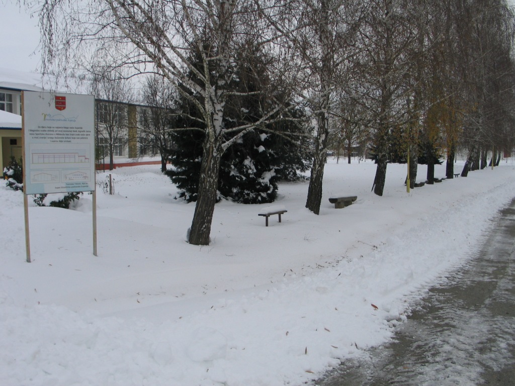 http://os-mikleus.skole.hr/upload/os-mikleus/newsattach/112/Pogled_na_razrede_izvana.jpg