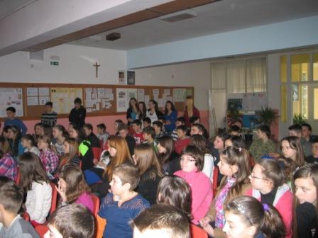 http://os-mikleus.skole.hr/upload/os-mikleus/newsattach/132/01_Okupljanje_u_holu_skole.jpg