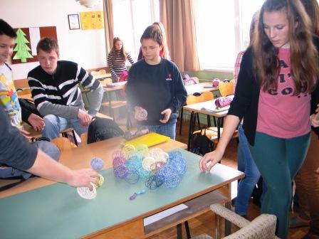 http://os-mikleus.skole.hr/upload/os-mikleus/newsattach/134/03_Vezemo_koncice_na_pisanice.jpg