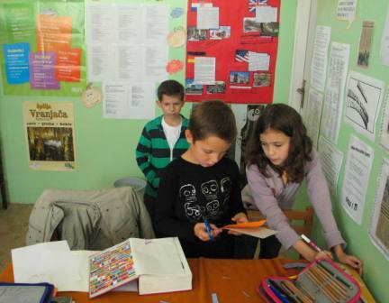 http://os-mikleus.skole.hr/upload/os-mikleus/newsattach/172/Izrada_stranicnaka_u_sk._knjiznici_II.jpg
