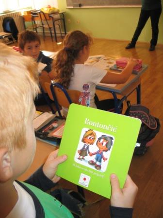 http://os-mikleus.skole.hr/upload/os-mikleus/newsattach/172/Ucenik_Leo_sa_osvojenom_slikovnicom.jpg