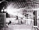 
Slika Iz Colorado Springsa Gdje Tesla Sjedi U Svom Laboratoriju Iza Teslinog Transformatora Koji Stvara Milijune Volti Napona.
