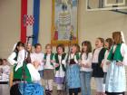 12. 02. Staru Primotensku Pjesmu Dizala Skuto Visoko Izvode Uenice Prvog Razreda Nae kole