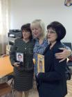 U Istom Uredu Rade Obje Ravnateljice Ove kole (Scoala Gimnaziala Nr. 7 - Buzu) Sjede Jedna Pored Druge U Zajednikom Uredu I Uspjeno  I U Slozi Upravljaju kolom...