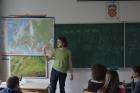 Javier Gonzlez Moreno Pokazuje koljku S Atlantika, Suvenir Hodoaa U Santiago De Compostelu, Koju Je Poklonio kolskoj Etnografskoj Zbirci