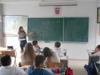 Elena Milla Utrilla Na Satu Geografije Sedmog Razreda Na Temu Jezici Europe Govori Na panjolskom I Francuskom.