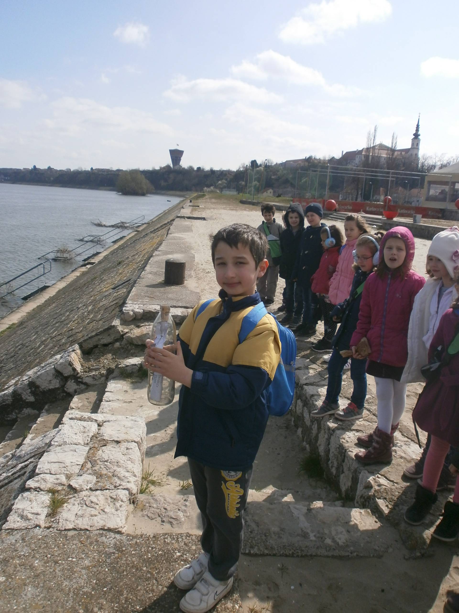 Bacanje boce u Dunav