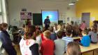 Prometni Policajac I Djelatnica Crvenog Kria U Posjetu Prvim Razredima
