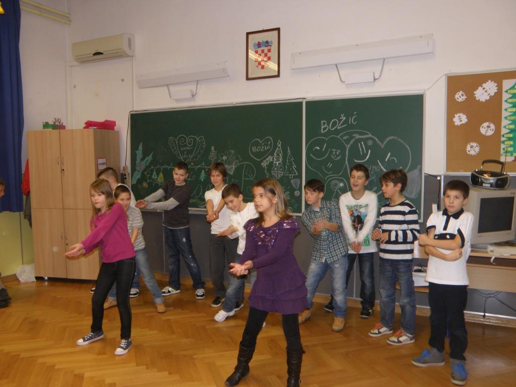 Plesna toka Katje i Samante uz spontanu pratnju razreda