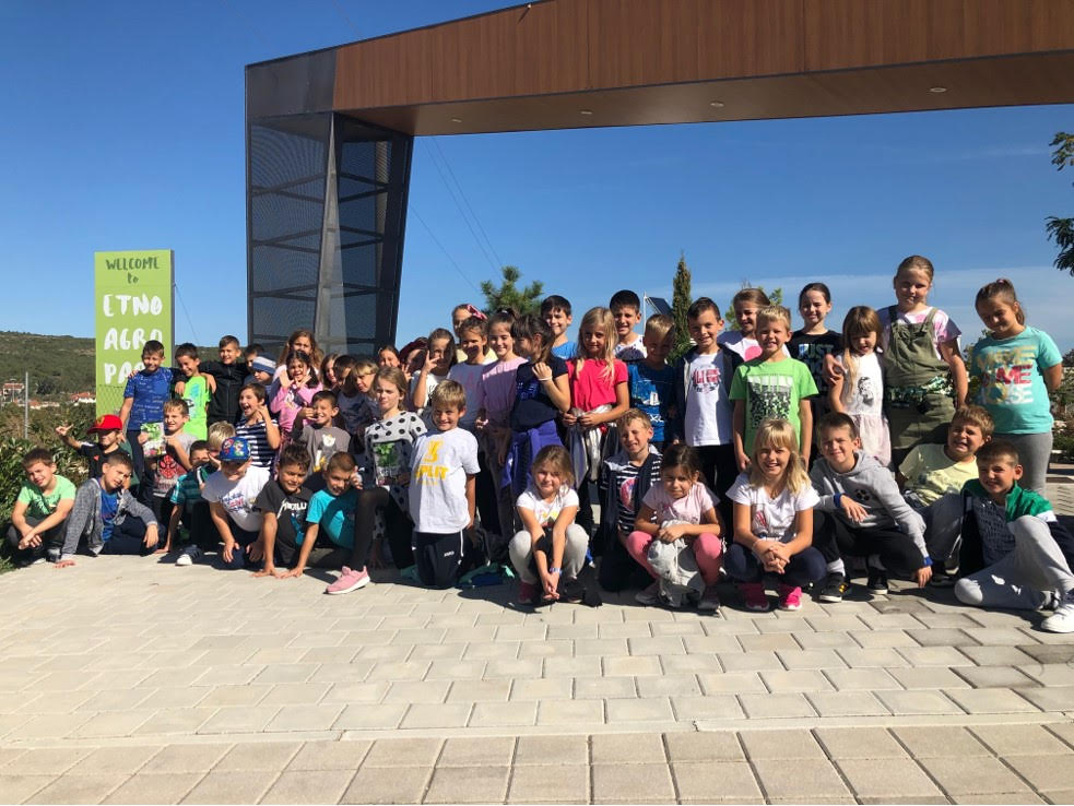 2.c i 2.d na ulazu u Etno agro park