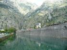 Kotor Je Opasan Starim, 4 Kilometra Dugim Zidinama Kroz Koje Se U Grad Ulazi Na Troja Vrata. U Gradu Su (Od 1979. Zatien Od UNESCO-A Kao Svjetska Kulturna Batina)