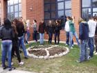 Uenici 2. D Gledaju Kamo e Saditi Lukovice afrana