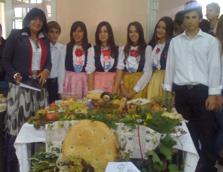 Grupa uenika s ravnateljicom