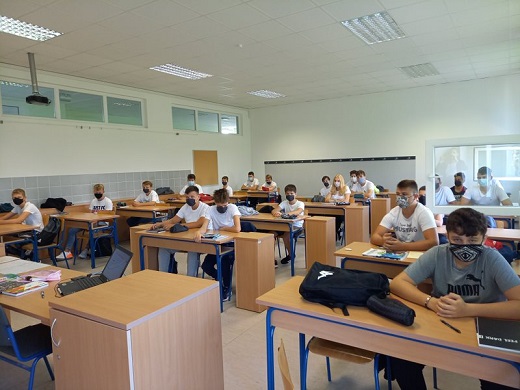 Uenici u bijelim majicama u uionici