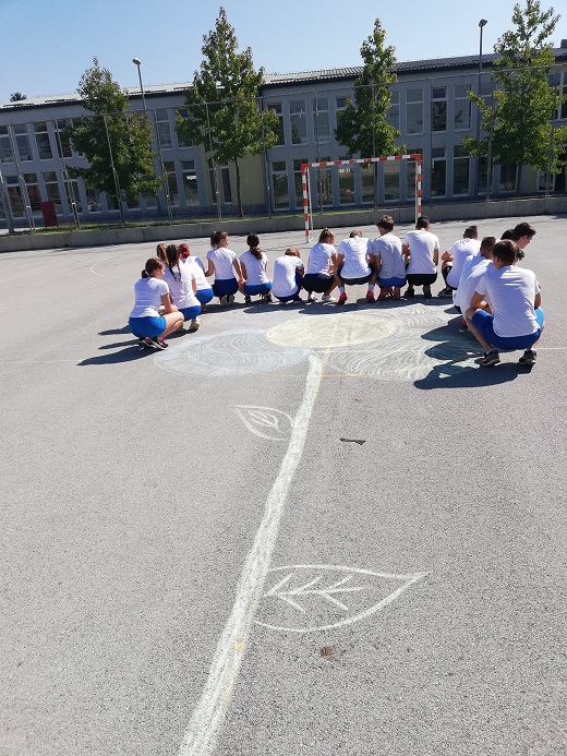 Uenici na iscrtanom kolskom igralitu
