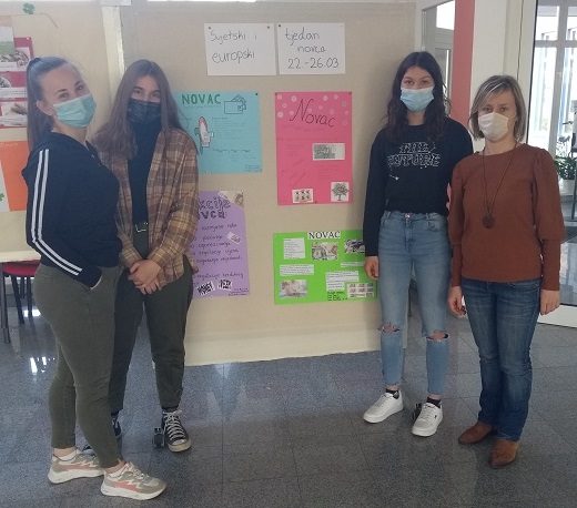 uenice s profesoricom ispred panoa
