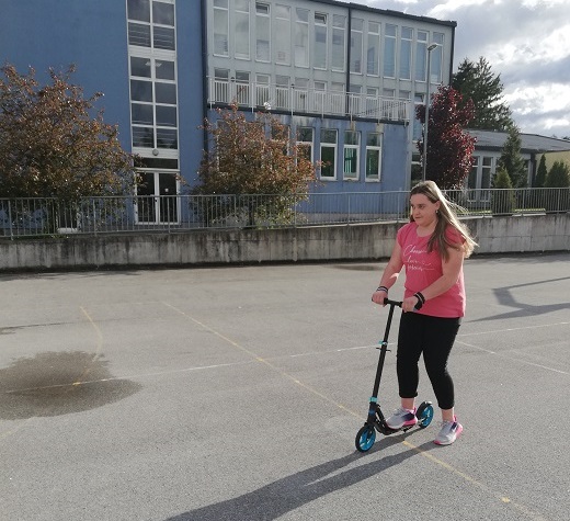 Uenica na romobilu na kolskom igralitu