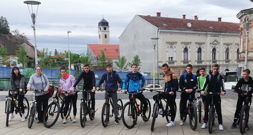 Zajednika fotografija na gradskom trgu prije polaska prema abrajima
