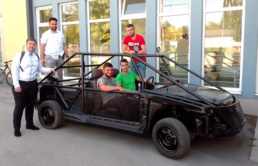 Uenici sa svojim mentorom i buggy vozilom ispred kole
