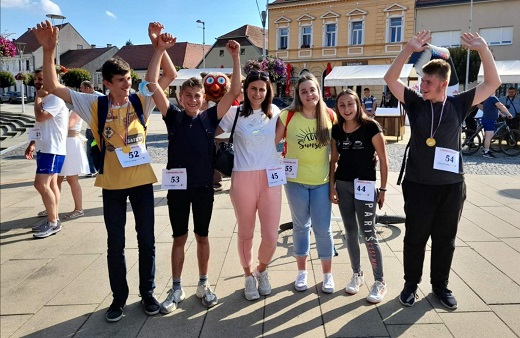 Uenici 1.pk razreda sa svojom nastavnicom na gradskom trgu