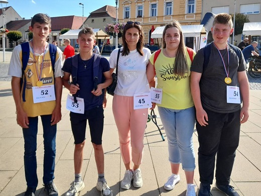 Uenici 1.pk razreda sa svojom nastavnicom na gradskom trgu