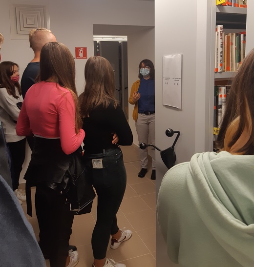 uenici u prostoru knjnice