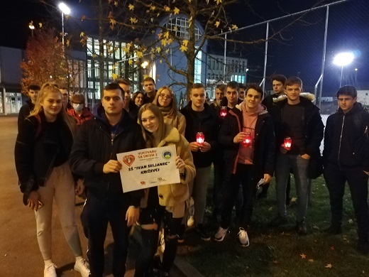 uenici ispred kole