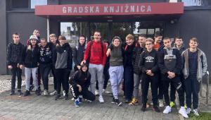 Uenici ispred gradske knjinice