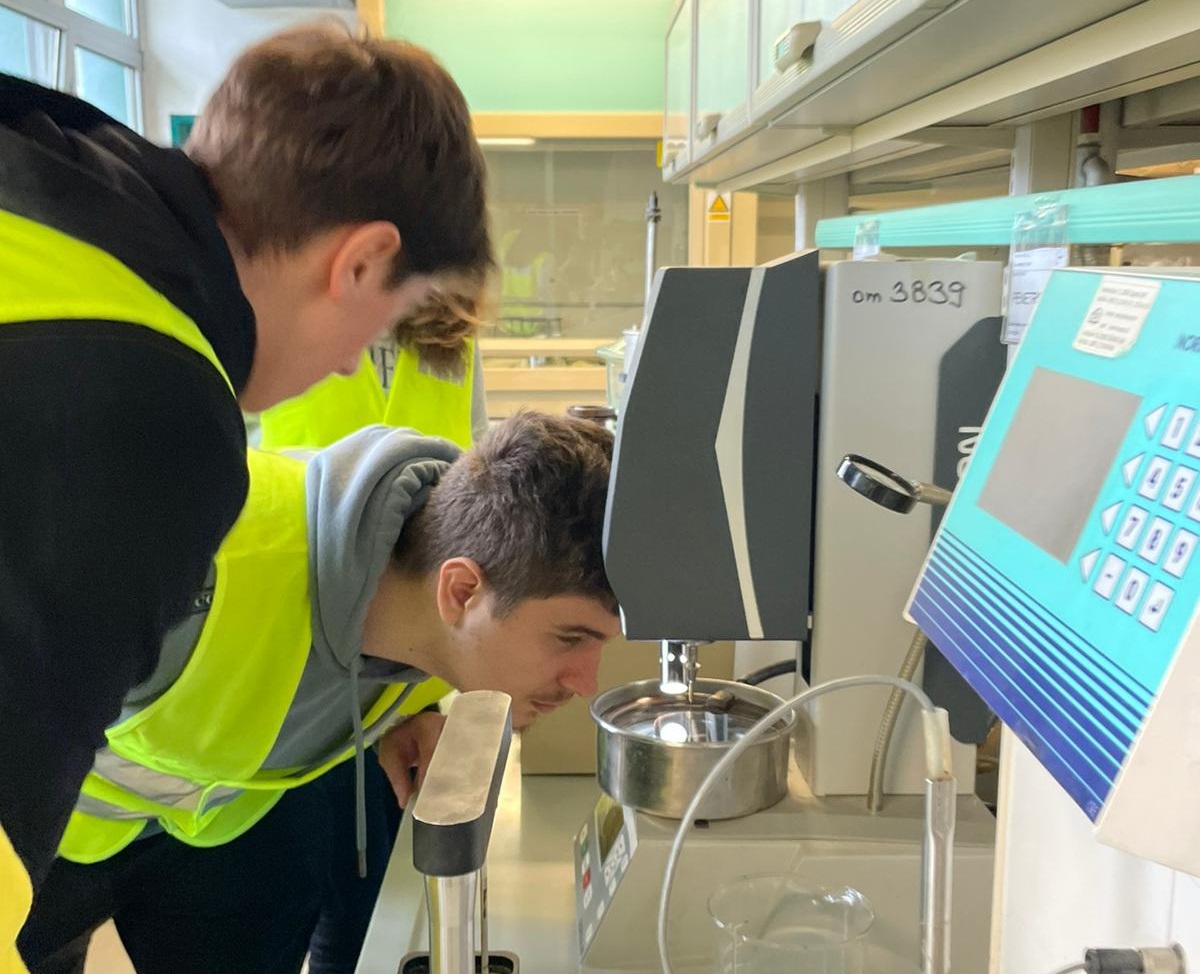 Uenici u laboratoriju IGH