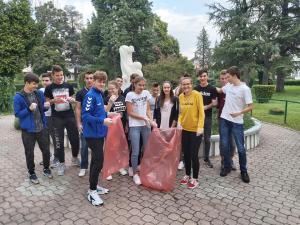 Uenici 1.h razreda u akciji ienja kolskog vrta