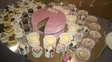Kreacija naih uenika – petit foursi i torta 4 godinja doba